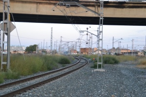 Vista del amplísimo puente sobre el ferrocarril, con la estación de Castejón al fondo.