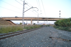 Vista del amplísimo puente sobre el ferrocarril, con la estación de Castejón al fondo.